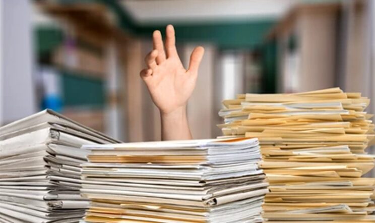 Docentes hablando solos por los pasillos